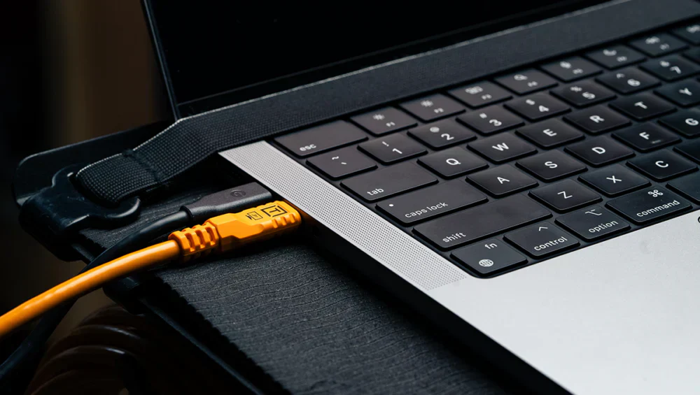 Tether Tools TetherPro Optima 10G 15′ (4.6m) USB-C to USB-C Straight to Right Angle Cable - Image 3